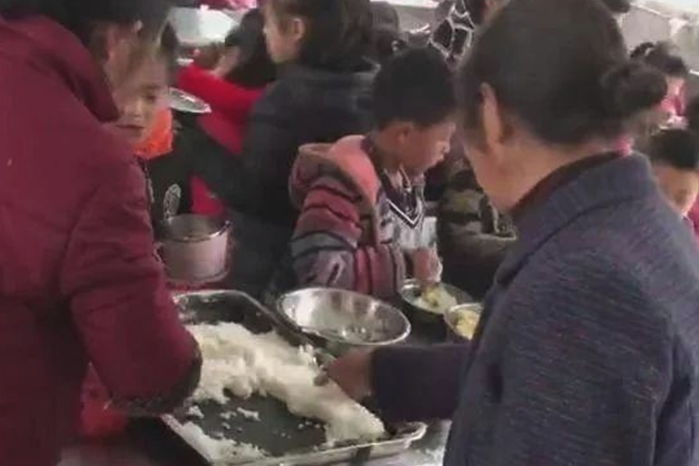 가축 사룟값 아끼려 초등학교 ‘급식실’ 몰래 들어가 학생들 밥 훔쳐간 여성