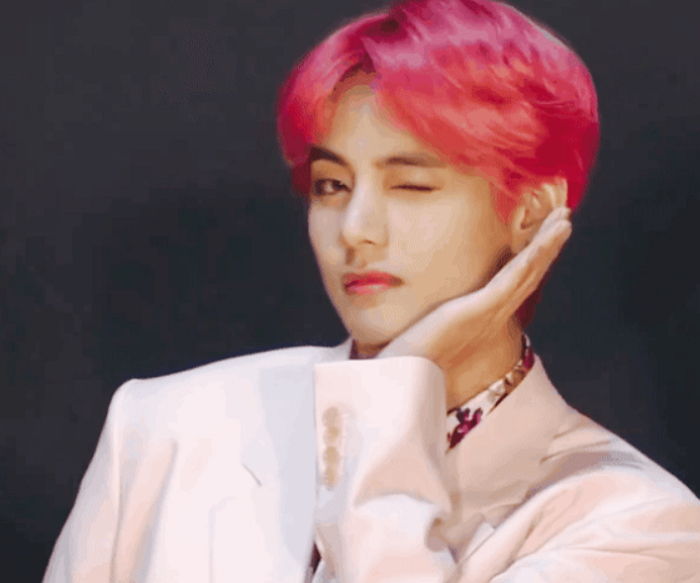 꽃무늬 셔츠에 핑크빛 슈트 입고 ‘레전드 미모’ 찍은 ‘방탄’ 뷔