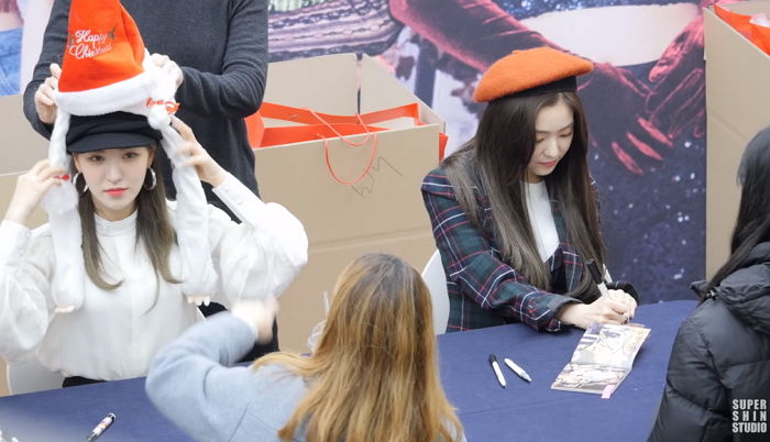 팬들이 준 모자 다 써주고 싶어 ‘탑 쌓기’ 신공 보여준 레드벨벳 웬디