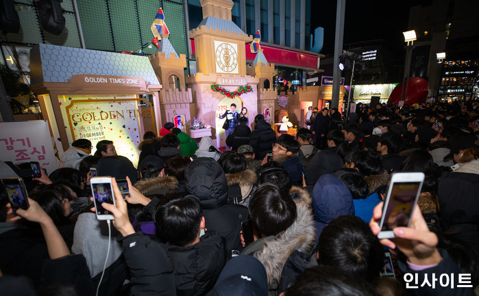 14일 오후 서울 서대문구 현대백화점 유플렉스 앞 광장에서 열린 '박보영 허그랜드' 행사에 수많은 인파가 몰렸다. / 사진=박찬하 기자 chanha@