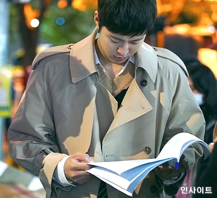 ‘대본 쭈글쭈글’해졌는데도 쉬는 시간에도 절대 손에서 안 놓는 ‘열정왕’ 공명