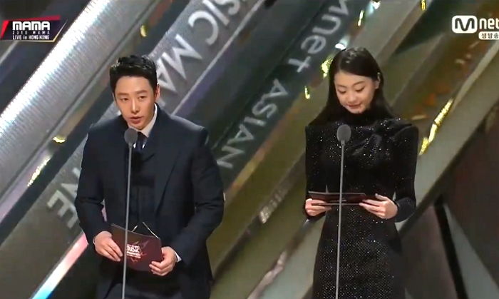 어제자 MAMA서 ‘대본 1도’ 안 보고 시상한 ‘프로’ 배우의 정체