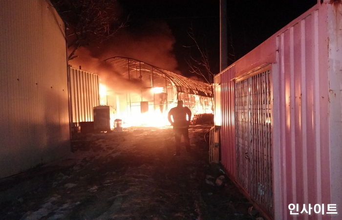 늦은 밤, 불 난 ‘개농장’에 갇힌 강아지 ‘50마리’가 모두 타 죽었다