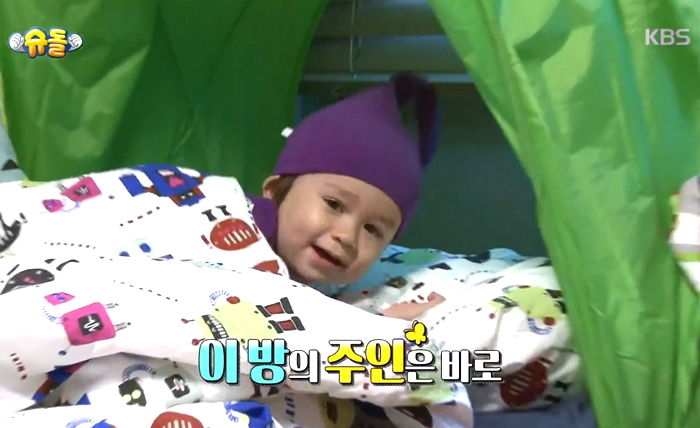 잠에서 깨자마자 인형들에게 모닝 뽀뽀 ‘쪽’ 해주는 ‘짱귀’ 윌리엄