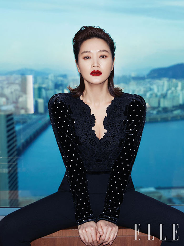 내년에 ‘50살’ 되는 김혜수의 ‘걸크러쉬’ 새 화보 사진