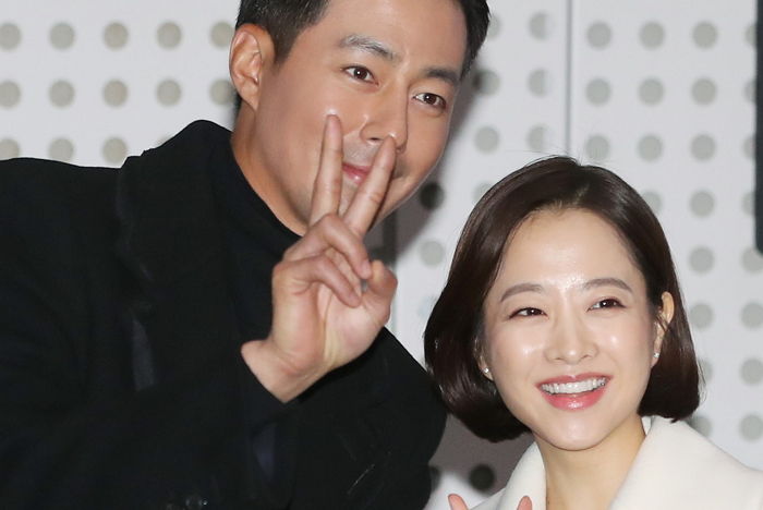 ‘킬힐’ 신어도 자기 ‘어깨’ 밖에 안 오는 박보영보고 귀여워 미소 짓는 조인성