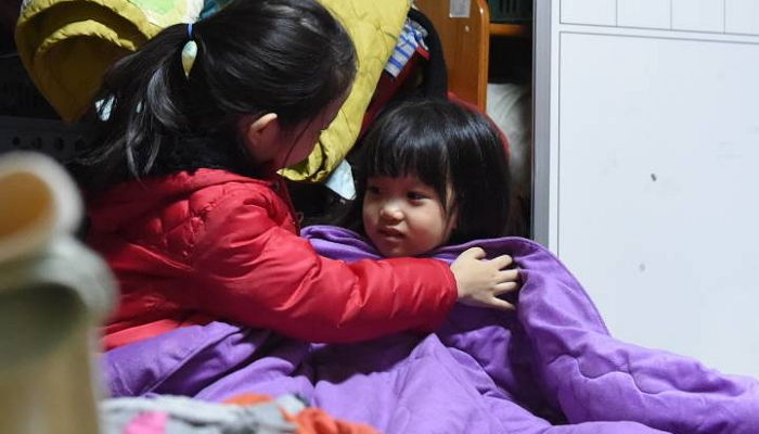 찬바람 파고드는 비닐하우스에서 꼭 부둥켜안고 ‘이불’ 하나로 버티는 어린 자매