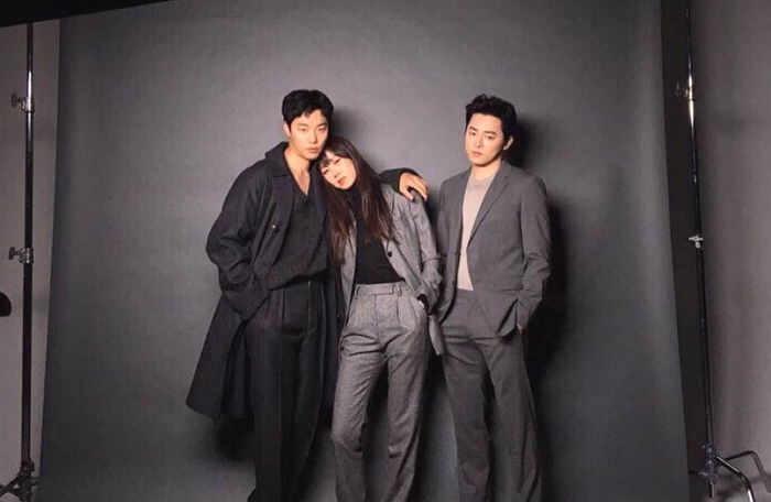 “‘믿보’ 배우들의 조합”…역대급 케미 뽐낸 공효진X조정석X류준열 새 화보