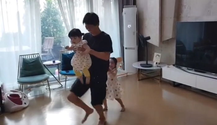 시간 날 때마다 딸들이랑 춤추고 놀아주는 ‘딸바보’ 아빠 인교진
