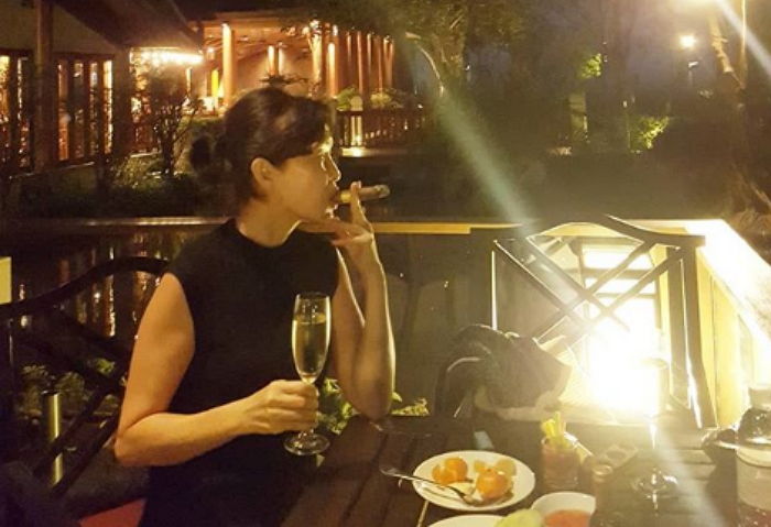 “‘시가’ 피는 것 즐긴다”며 SNS에 ‘힙한’ 인증샷 올린 여배우