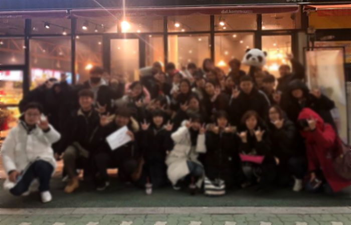 ‘깜짝 팬미팅’ 모인 수십명 팬에게 ‘커피+사인+인증샷’ 선물한 SK 야구 선수들