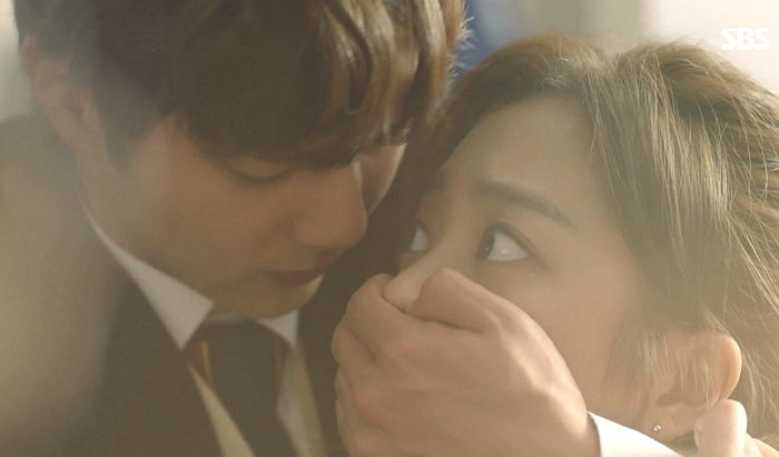 교무실에 몰래 숨어 조보아와 밀착 ‘백허그’한 유승호