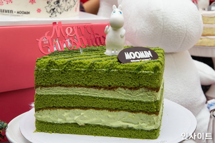 모델들이 20일 서울 중구 세븐일레븐 소공점에서 크리스마스 시즌 맞이 무민 크리스마스 케이크를 선보이고 있다. / 사진=박찬하 기자 chanha@