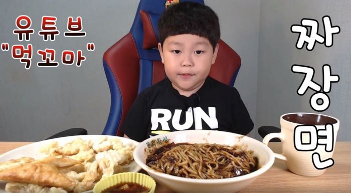 ‘볼살 통통’ 비주얼로 띠예 인기 위협하는 ‘먹짱’ 꼬마 유튜버
