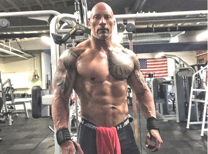 ‘WWE의 전설’ 드웨인 존슨의 ‘뺨’ 때리고 웃는 ‘용자’의 정체