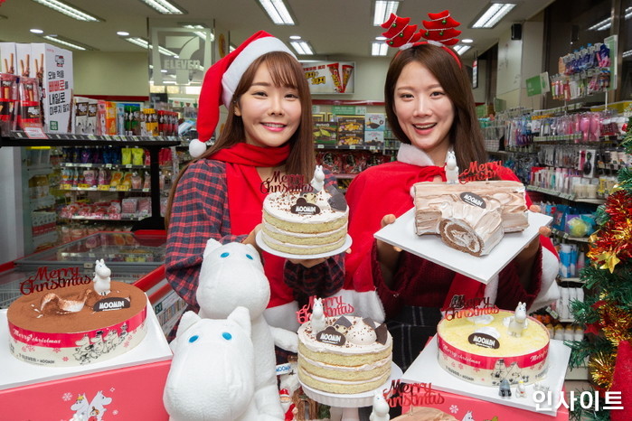 모델들이 20일 서울 중구 세븐일레븐 소공점에서 크리스마스 시즌 맞이 무민 크리스마스 케이크를 선보이고 있다. / 사진=박찬하 기자 chanha@
