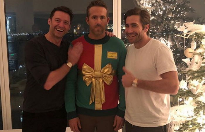 ‘절친’ 휴 잭맨X제이크 질렌할에 낚여 혼자 못생긴 스웨터 입고 파티 온 라이언 레이놀즈