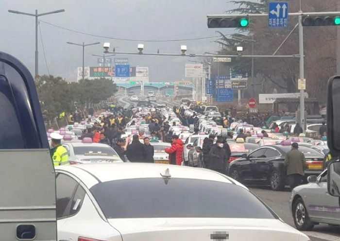 고속도로 ‘길막’해 운전자들 옴짝달싹 못하게 만든 어제자 택시 파업 상황