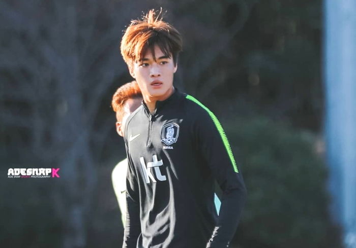 ‘아이돌 외모’에 독보적인 실력으로 여심 뒤흔들고 있는 ‘2000년생’ 축구선수