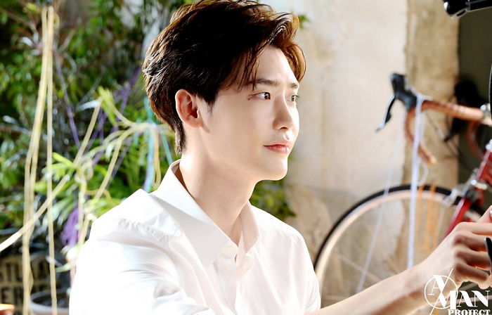 촬영 대기 중 ‘반사판’ 무용지물로 만들어버리는(?) 이종석 미모 클래스