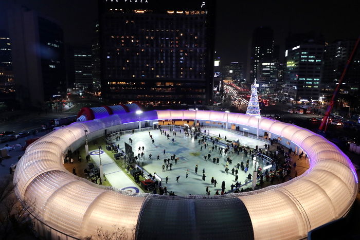 개장 하루 만에 ‘초미세먼지’ 폭탄 맞고 운영 중단한 서울광장 스케이트장
