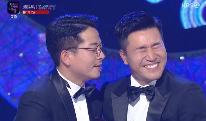 ‘KBS 연예대상’서 베스트커플상 받고 뽀뽀 세리모니 한 ‘1박2일’ 김준호♥김종민