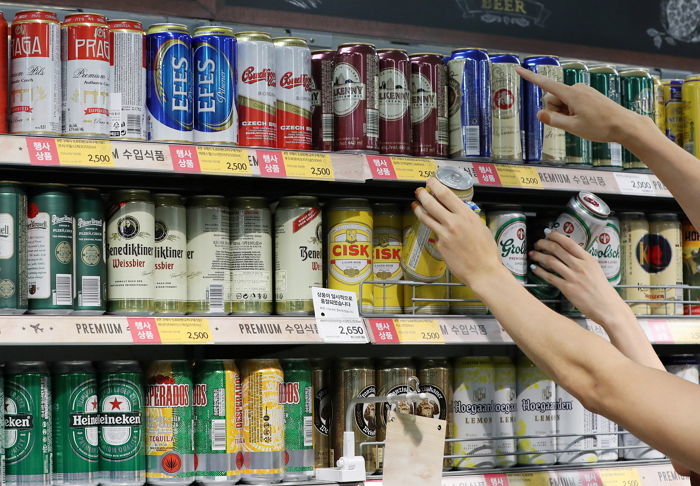 “내년 술자리 필수음료 ‘맥주’ 최대 ‘1000원’씩 싸진다”
