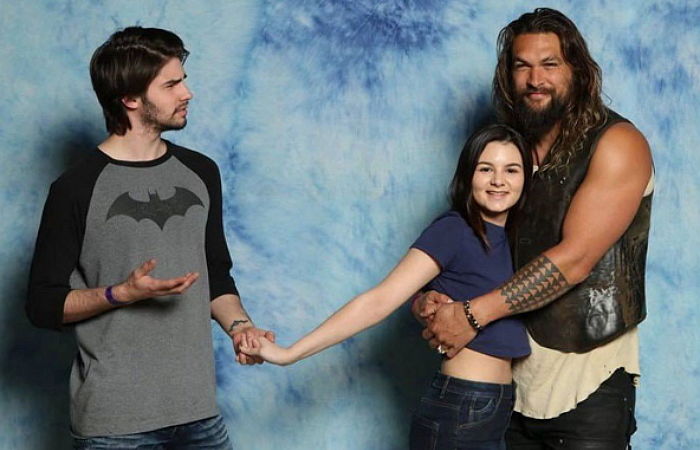 DC 히어로 ‘아쿠아맨’이 동성·이성 팬 앞에서 보이는 확실한 ‘온도차’