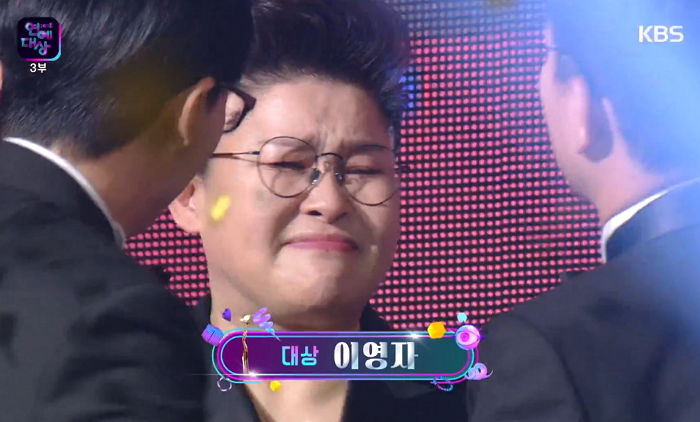 30년 만에 ‘대상’ 받고 오열하는 이영자를 따뜻하게 안아준 사람