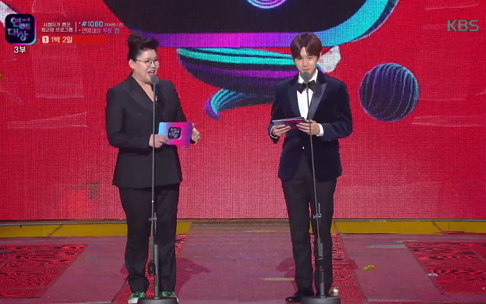 시상하러 가서 파워 긴장해 ‘부들부들’ 떨고 간 ‘7년 차’ 아이돌