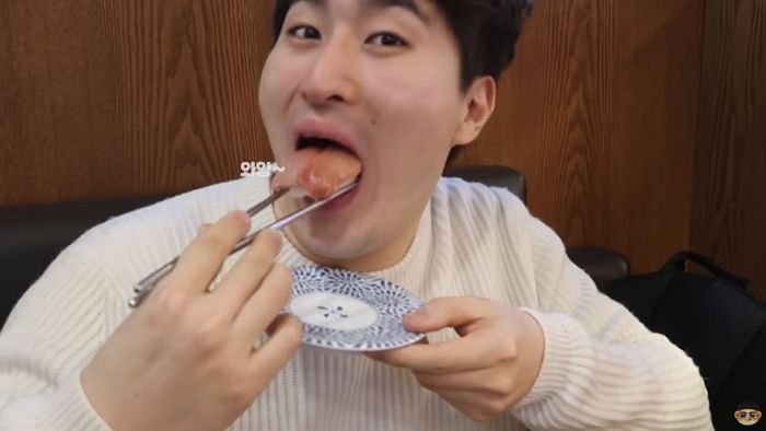 친구가 ‘월급’ 받아 밥 사준다 하자 ‘초밥 104접시’ 먹어 치운 먹방 유튜버