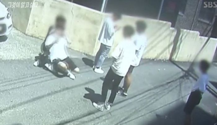 자신들이 목 졸라 기절시킨 친구가 깨어나자 가해학생들이 웃으며 한말