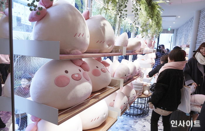오픈 첫날 2천여명 몰려 ‘대박’ 난 카카오프렌즈 일본 도쿄점