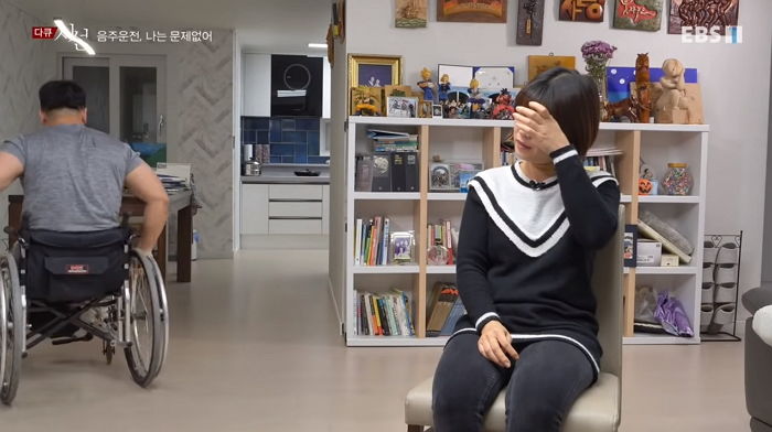 음주운전 사고로 휠체어 타게 된 환경미화원 남편 모습 보고 눈물 훔치는 아내