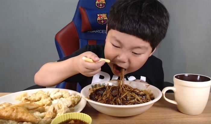 ‘띠예’ 이어 주목받자마자 ‘영상 삭제’ 되고 있는 초등생 유튜버 먹꼬마