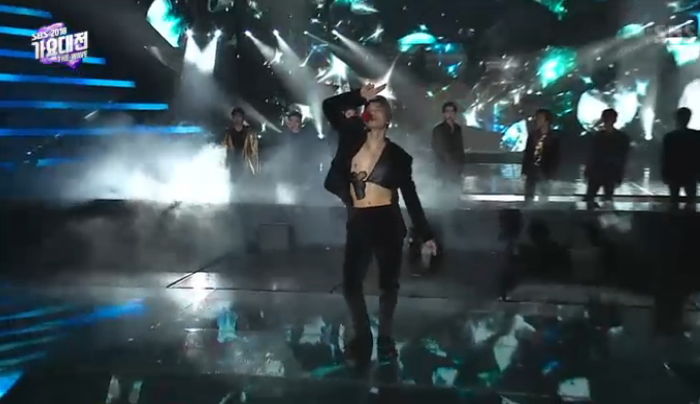 장미꽃 문 채 상의 탈의하고 ‘섹시 춤선’ 뽐낸 엑소 카이