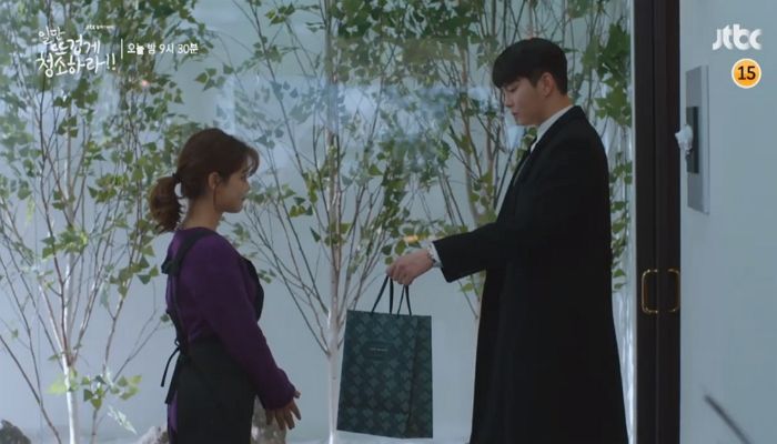 김유정 눕히고 올라타 짜릿한 ‘소파 키스’ 선보이는 ‘일뜨청’ 윤균상