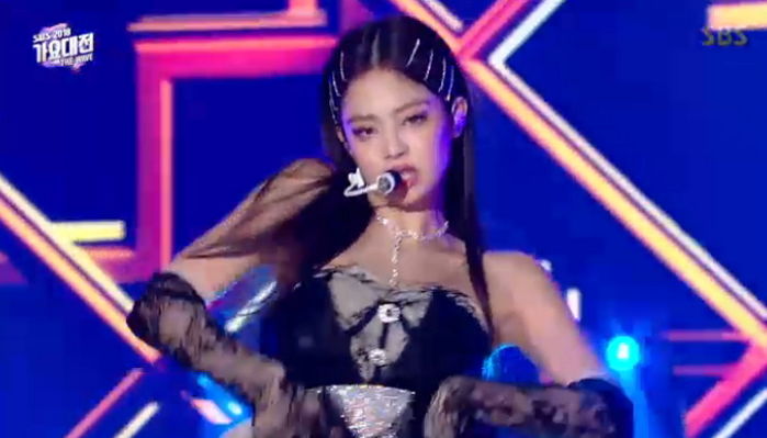 ‘일자 쇄골’ 드러난 블랙 원피스로 ‘시크+섹시미’ 터뜨린 블랙핑크 제니