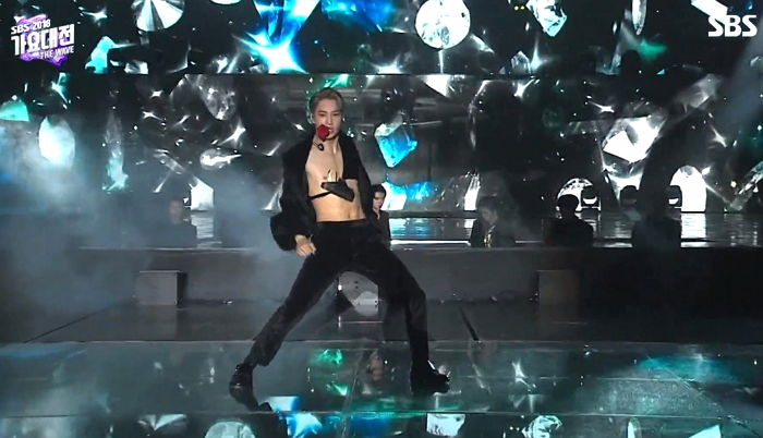 어제자 ‘가요대전’서 엔딩 장식한 엑소의 ‘러브샷’ 무대 영상