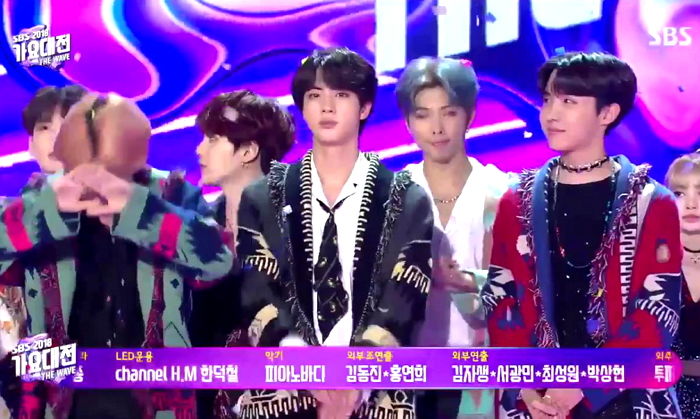 ‘가요대전’ 엔딩 무대에서 팬들에게 ‘큰절’한 방탄소년단