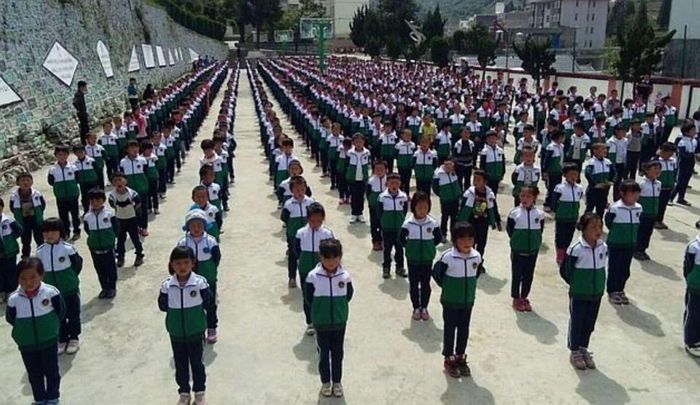 학교에서 말썽 부리는 순간 부모에게 바로 연락 가는 ‘스마트 교복’