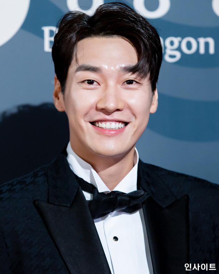 배우 김영광이 23일 서울 경희대학교 평화의 전당에서 열린 '제39회 청룡영화상'에 참석해 레드카펫을 밟고 있다. / 사진=고대현 기자 daehyun@