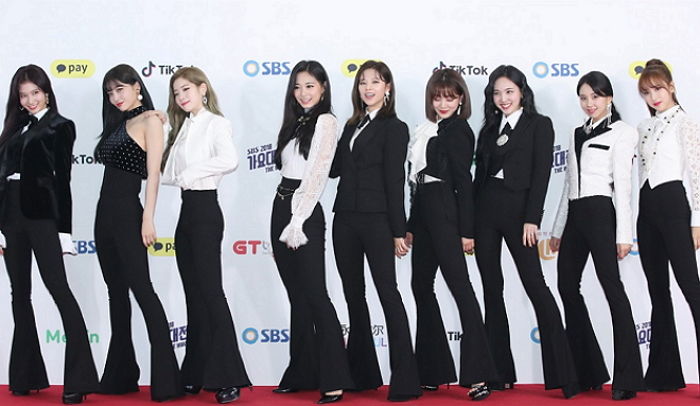 “조만간 유행 예감”···‘가요대전’ 레드카펫서 포착된 걸그룹들의 ‘이 의상’