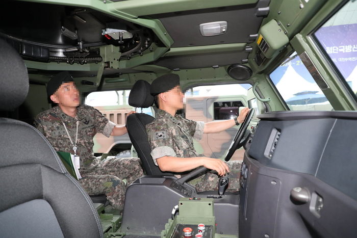 “병사들, 내년 2월부터 평일 일과 후 4시간 동안 부대 밖 ‘외출’할 수 있다”