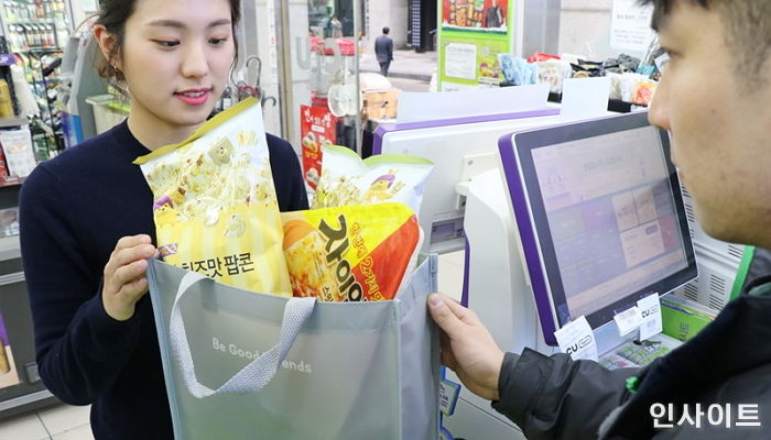 환경보호 위해 편의점 업계 최초로 ‘장바구니 대여 서비스’ 도입한 CU