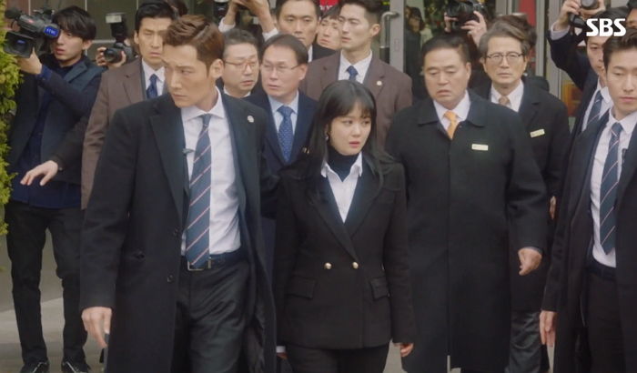 자기 대신 벽돌 맞고 쓰러진 최진혁 보고 마침내 ‘진짜 정체’ 알게 된 ‘황품’ 장나라