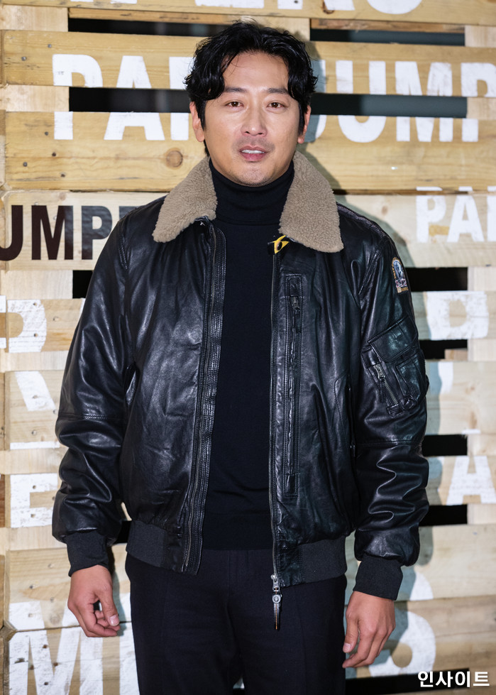 배우 하정우가 1일 오후 서울 청담동 호림아트센터 JNB1에서 열린 이태리 아우터 브랜드 '18FW 프레젠테이션 이벤트 포토월'에 참석해 포즈를 취하고 있다. / 사진=고대현 기자 daehyun@