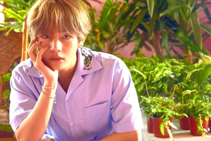 방탄 뷔의 ‘싱귤래리티’가 ‘2018 최고의 명곡’으로 선정됐다