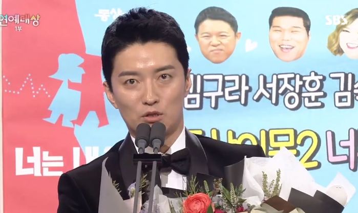 데뷔 18년 만에 처음으로 ‘연예대상’서 상 받고 울컥해 눈물 보인 인교진