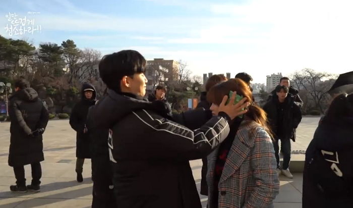 야외 촬영하는 김유정 추울까 봐 양쪽 귀에 핫팩 대주는 ‘쏘스윗’ 송재림